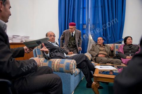 30 novembre 2011 : réunion en fin de journée avec les 13 membres du bureau politique du CPR pour détermniner leurs positions à suivre suite à la situation politique. une journée dans le bureau de Moncef Marzouki à l'assemblée nationale lors des dernières tractactions de crise avec Ennahdha pour la mise ne place du gouvenrment de coalition. Les points de tension portent sur le réglement intérieur de l'assemblée et la feuille de route et la mini constitution pour régir le fonctionnement de l'état pour pour cette année de transition. Moncef Marzouki, présenti comme Président de la République refuse les porpositions d'Ennahdha : «Je n'accepterai jamais une présidence fictive. J'opterai pour une présidence avec des prérogatives réelles dans le cadre d'un régime qui confèrera aux trois présidences le rôle qui leur sied dans la gestion de la phase délicate dans laquelle s'engage le pays », a affirmé, mercredi, le Secrétaire général du Congrès pour la République (CPR) Moncef Marzouki dans la page officielle du parti sur Facebook.