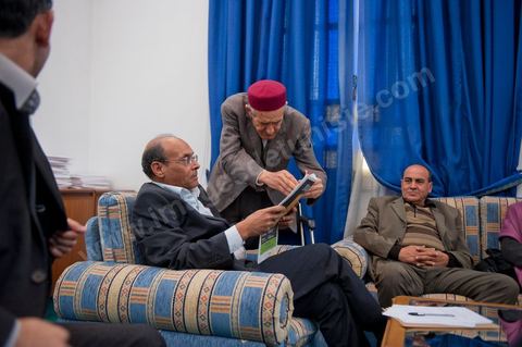 30 novembre 2011 : réunion en fin de journée avec les 13 membres du bureau politique du CPR pour détermniner leurs positions à suivre suite à la situation politique. une journée dans le bureau de Moncef Marzouki à l'assemblée nationale lors des dernières tractactions de crise avec Ennahdha pour la mise ne place du gouvenrment de coalition. Les points de tension portent sur le réglement intérieur de l'assemblée et la feuille de route et la mini constitution pour régir le fonctionnement de l'état pour pour cette année de transition. Moncef Marzouki, présenti comme Président de la République refuse les porpositions d'Ennahdha : «Je n'accepterai jamais une présidence fictive. J'opterai pour une présidence avec des prérogatives réelles dans le cadre d'un régime qui confèrera aux trois présidences le rôle qui leur sied dans la gestion de la phase délicate dans laquelle s'engage le pays », a affirmé, mercredi, le Secrétaire général du Congrès pour la République (CPR) Moncef Marzouki dans la page officielle du parti sur Facebook.