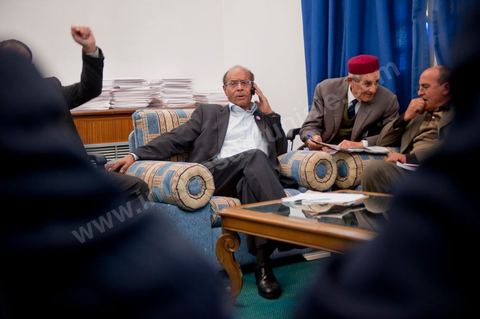 30 novembre 2011 : réunion en fin de journée avec les 13 membres du bureau politique du CPR pour détermniner leurs positions à suivre suite à la situation politique. une journée dans le bureau de Moncef Marzouki à l'assemblée nationale lors des dernières tractactions de crise avec Ennahdha pour la mise ne place du gouvenrment de coalition. Les points de tension portent sur le réglement intérieur de l'assemblée et la feuille de route et la mini constitution pour régir le fonctionnement de l'état pour pour cette année de transition. Moncef Marzouki, présenti comme Président de la République refuse les porpositions d'Ennahdha : «Je n'accepterai jamais une présidence fictive. J'opterai pour une présidence avec des prérogatives réelles dans le cadre d'un régime qui confèrera aux trois présidences le rôle qui leur sied dans la gestion de la phase délicate dans laquelle s'engage le pays », a affirmé, mercredi, le Secrétaire général du Congrès pour la République (CPR) Moncef Marzouki dans la page officielle du parti sur Facebook.