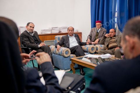 30 novembre 2011 : réunion en fin de journée avec les 13 membres du bureau politique du CPR pour détermniner leurs positions à suivre suite à la situation politique. une journée dans le bureau de Moncef Marzouki à l'assemblée nationale lors des dernières tractactions de crise avec Ennahdha pour la mise ne place du gouvenrment de coalition. Les points de tension portent sur le réglement intérieur de l'assemblée et la feuille de route et la mini constitution pour régir le fonctionnement de l'état pour pour cette année de transition. Moncef Marzouki, présenti comme Président de la République refuse les porpositions d'Ennahdha : «Je n'accepterai jamais une présidence fictive. J'opterai pour une présidence avec des prérogatives réelles dans le cadre d'un régime qui confèrera aux trois présidences le rôle qui leur sied dans la gestion de la phase délicate dans laquelle s'engage le pays », a affirmé, mercredi, le Secrétaire général du Congrès pour la République (CPR) Moncef Marzouki dans la page officielle du parti sur Facebook.