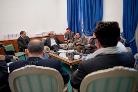 30 novembre 2011 : réunion en fin de journée avec les 13 membres du bureau politique du CPR pour détermniner leurs positions à suivre suite à la situation politique. une journée dans le bureau de Moncef Marzouki à l'assemblée nationale lors des dernières tractactions de crise avec Ennahdha pour la mise ne place du gouvenrment de coalition. Les points de tension portent sur le réglement intérieur de l'assemblée et la feuille de route et la mini constitution pour régir le fonctionnement de l'état pour pour cette année de transition. Moncef Marzouki, présenti comme Président de la République refuse les porpositions d'Ennahdha : «Je n'accepterai jamais une présidence fictive. J'opterai pour une présidence avec des prérogatives réelles dans le cadre d'un régime qui confèrera aux trois présidences le rôle qui leur sied dans la gestion de la phase délicate dans laquelle s'engage le pays », a affirmé, mercredi, le Secrétaire général du Congrès pour la République (CPR) Moncef Marzouki dans la page officielle du parti sur Facebook.