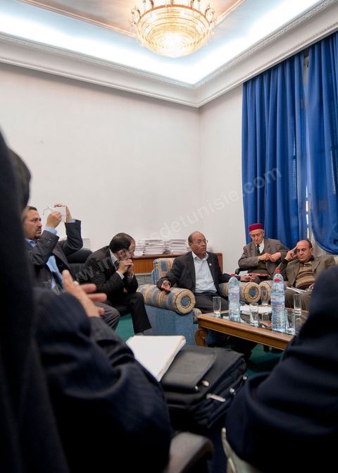 30 novembre 2011 : réunion en fin de journée avec les 13 membres du bureau politique du CPR pour détermniner leurs positions à suivre suite à la situation politique. une journée dans le bureau de Moncef Marzouki à l'assemblée nationale lors des dernières tractactions de crise avec Ennahdha pour la mise ne place du gouvenrment de coalition. Les points de tension portent sur le réglement intérieur de l'assemblée et la feuille de route et la mini constitution pour régir le fonctionnement de l'état pour pour cette année de transition. Moncef Marzouki, présenti comme Président de la République refuse les porpositions d'Ennahdha : «Je n'accepterai jamais une présidence fictive. J'opterai pour une présidence avec des prérogatives réelles dans le cadre d'un régime qui confèrera aux trois présidences le rôle qui leur sied dans la gestion de la phase délicate dans laquelle s'engage le pays », a affirmé, mercredi, le Secrétaire général du Congrès pour la République (CPR) Moncef Marzouki dans la page officielle du parti sur Facebook.