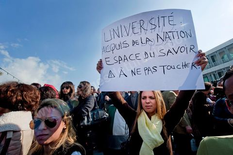 1er décembre 2011 : les étudiants et enseignants des universités sont venus défendre les droits et les libertés face aux événements de la Manouba des derniers jours sur le thème du refus du Niqab à la faculté. manifestations et sitin au Bardo en face de l'assemblée nationale. La nuit précedente un petit groupe d'une centaine de personnes comprenant à la fois des militants de Doustourna (pour lutte contre la centralisation des pouvoirs) et des jeunes de Gafsa (rejet du concours de la SPG et lutte contre le chômage) ont installé leurs tentes le long des grilles du parlement. La journée vit le rassemblement de plusieurs milliers de manifestants sur des thèmes et des slogans des plus variés. Défense de la démocratie et de la constitution, défense de l'université et refus du niqab, revendications des communistes du POCT ...