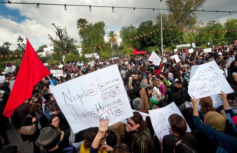 1er décembre 2011 : les étudiants et enseignants des universités sont venus défendre les droits et les libertés face aux événements de la Manouba des derniers jours sur le thème du refus du Niqab à la faculté. manifestations et sitin au Bardo en face de l'assemblée nationale. La nuit précedente un petit groupe d'une centaine de personnes comprenant à la fois des militants de Doustourna (pour lutte contre la centralisation des pouvoirs) et des jeunes de Gafsa (rejet du concours de la SPG et lutte contre le chômage) ont installé leurs tentes le long des grilles du parlement. La journée vit le rassemblement de plusieurs milliers de manifestants sur des thèmes et des slogans des plus variés. Défense de la démocratie et de la constitution, défense de l'université et refus du niqab, revendications des communistes du POCT ...