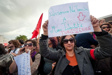 1er décembre 2011 : les étudiants et enseignants des universités sont venus défendre les droits et les libertés face aux événements de la Manouba des derniers jours sur le thème du refus du Niqab à la faculté. manifestations et sitin au Bardo en face de l'assemblée nationale. La nuit précedente un petit groupe d'une centaine de personnes comprenant à la fois des militants de Doustourna (pour lutte contre la centralisation des pouvoirs) et des jeunes de Gafsa (rejet du concours de la SPG et lutte contre le chômage) ont installé leurs tentes le long des grilles du parlement. La journée vit le rassemblement de plusieurs milliers de manifestants sur des thèmes et des slogans des plus variés. Défense de la démocratie et de la constitution, défense de l'université et refus du niqab, revendications des communistes du POCT ...
