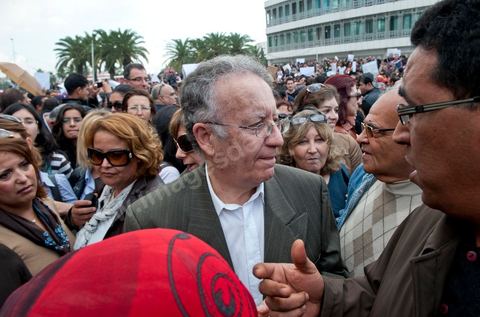 1er décembre 2011 : Yadh Ben Achour vient soutenir les manifestants face aux craintes d'une prise de pouvoir excessive de Ennahdha. manifestations et sitin au Bardo en face de l'assemblée nationale. La nuit précedente un petit groupe d'une centaine de personnes comprenant à la fois des militants de Doustourna (pour lutte contre la centralisation des pouvoirs) et des jeunes de Gafsa (rejet du concours de la SPG et lutte contre le chômage) ont installé leurs tentes le long des grilles du parlement. La journée vit le rassemblement de plusieurs milliers de manifestants sur des thèmes et des slogans des plus variés. Défense de la démocratie et de la constitution, défense de l'université et refus du niqab, revendications des communistes du POCT ...