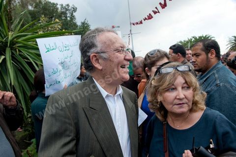 1er décembre 2011 : Yadh Ben Achour vient soutenir les manifestants face aux craintes d'une prise de pouvoir excessive de Ennahdha. manifestations et sitin au Bardo en face de l'assemblée nationale. La nuit précedente un petit groupe d'une centaine de personnes comprenant à la fois des militants de Doustourna (pour lutte contre la centralisation des pouvoirs) et des jeunes de Gafsa (rejet du concours de la SPG et lutte contre le chômage) ont installé leurs tentes le long des grilles du parlement. La journée vit le rassemblement de plusieurs milliers de manifestants sur des thèmes et des slogans des plus variés. Défense de la démocratie et de la constitution, défense de l'université et refus du niqab, revendications des communistes du POCT ...
