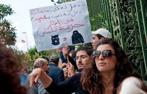 1er décembre 2011 : les étudiants et enseignants des universités sont venus défendre les droits et les libertés face aux événements de la Manouba des derniers jours sur le thème du refus du Niqab à la faculté. manifestations et sitin au Bardo en face de l'assemblée nationale. La nuit précedente un petit groupe d'une centaine de personnes comprenant à la fois des militants de Doustourna (pour lutte contre la centralisation des pouvoirs) et des jeunes de Gafsa (rejet du concours de la SPG et lutte contre le chômage) ont installé leurs tentes le long des grilles du parlement. La journée vit le rassemblement de plusieurs milliers de manifestants sur des thèmes et des slogans des plus variés. Défense de la démocratie et de la constitution, défense de l'université et refus du niqab, revendications des communistes du POCT ...