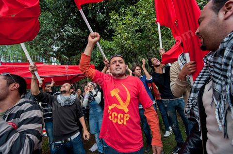 1er décembre 2011 : les militants du POCT chantent l'Internationale en arabe et l'hymne national tunisien après avoir planté leur tente près du sitin. manifestations et sitin au Bardo en face de l'assemblée nationale. La nuit précedente un petit groupe d'une centaine de personnes comprenant à la fois des militants de Doustourna (pour lutte contre la centralisation des pouvoirs) et des jeunes de Gafsa (rejet du concours de la SPG et lutte contre le chômage) ont installé leurs tentes le long des grilles du parlement. La journée vit le rassemblement de plusieurs milliers de manifestants sur des thèmes et des slogans des plus variés. Défense de la démocratie et de la constitution, défense de l'université et refus du niqab, revendications des communistes du POCT ...