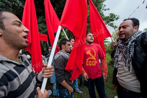 1er décembre 2011 : les militants du POCT chantent l'Internationale en arabe et l'hymne national tunisien après avoir planté leur tente près du sitin. manifestations et sitin au Bardo en face de l'assemblée nationale. La nuit précedente un petit groupe d'une centaine de personnes comprenant à la fois des militants de Doustourna (pour lutte contre la centralisation des pouvoirs) et des jeunes de Gafsa (rejet du concours de la SPG et lutte contre le chômage) ont installé leurs tentes le long des grilles du parlement. La journée vit le rassemblement de plusieurs milliers de manifestants sur des thèmes et des slogans des plus variés. Défense de la démocratie et de la constitution, défense de l'université et refus du niqab, revendications des communistes du POCT ...