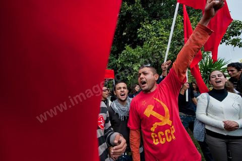 1er décembre 2011 : les militants du POCT chantent l'Internationale en arabe et l'hymne national tunisien après avoir planté leur tente près du sitin. manifestations et sitin au Bardo en face de l'assemblée nationale. La nuit précedente un petit groupe d'une centaine de personnes comprenant à la fois des militants de Doustourna (pour lutte contre la centralisation des pouvoirs) et des jeunes de Gafsa (rejet du concours de la SPG et lutte contre le chômage) ont installé leurs tentes le long des grilles du parlement. La journée vit le rassemblement de plusieurs milliers de manifestants sur des thèmes et des slogans des plus variés. Défense de la démocratie et de la constitution, défense de l'université et refus du niqab, revendications des communistes du POCT ...
