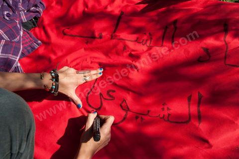 1er décembre 2011 : les militants du POCT chantent l'Internationale en arabe et l'hymne national tunisien après avoir planté leur tente près du sitin. manifestations et sitin au Bardo en face de l'assemblée nationale. La nuit précedente un petit groupe d'une centaine de personnes comprenant à la fois des militants de Doustourna (pour lutte contre la centralisation des pouvoirs) et des jeunes de Gafsa (rejet du concours de la SPG et lutte contre le chômage) ont installé leurs tentes le long des grilles du parlement. La journée vit le rassemblement de plusieurs milliers de manifestants sur des thèmes et des slogans des plus variés. Défense de la démocratie et de la constitution, défense de l'université et refus du niqab, revendications des communistes du POCT ...