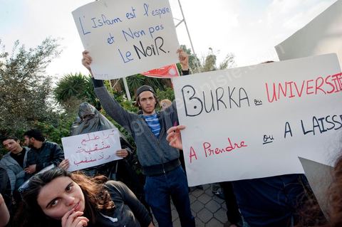 1er décembre 2011 : les étudiants et enseignants des universités sont venus défendre les droits et les libertés face aux événements de la Manouba des derniers jours sur le thème du refus du Niqab à la faculté. manifestations et sitin au Bardo en face de l'assemblée nationale. La nuit précedente un petit groupe d'une centaine de personnes comprenant à la fois des militants de Doustourna (pour lutte contre la centralisation des pouvoirs) et des jeunes de Gafsa (rejet du concours de la SPG et lutte contre le chômage) ont installé leurs tentes le long des grilles du parlement. La journée vit le rassemblement de plusieurs milliers de manifestants sur des thèmes et des slogans des plus variés. Défense de la démocratie et de la constitution, défense de l'université et refus du niqab, revendications des communistes du POCT ...