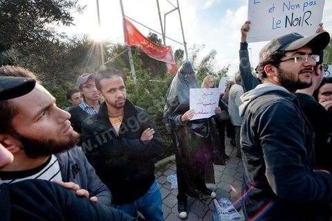 1er décembre 2011 : les étudiants et enseignants des universités sont venus défendre les droits et les libertés face aux événements de la Manouba des derniers jours sur le thème du refus du Niqab à la faculté. manifestations et sitin au Bardo en face de l'assemblée nationale. La nuit précedente un petit groupe d'une centaine de personnes comprenant à la fois des militants de Doustourna (pour lutte contre la centralisation des pouvoirs) et des jeunes de Gafsa (rejet du concours de la SPG et lutte contre le chômage) ont installé leurs tentes le long des grilles du parlement. La journée vit le rassemblement de plusieurs milliers de manifestants sur des thèmes et des slogans des plus variés. Défense de la démocratie et de la constitution, défense de l'université et refus du niqab, revendications des communistes du POCT ...