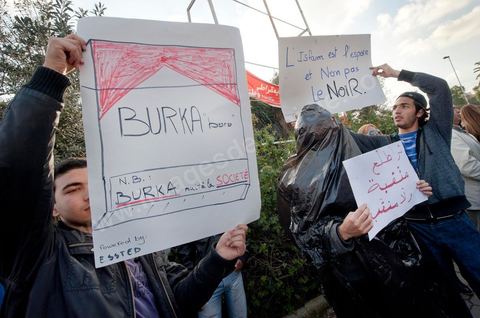 1er décembre 2011 : les étudiants et enseignants des universités sont venus défendre les droits et les libertés face aux événements de la Manouba des derniers jours sur le thème du refus du Niqab à la faculté. manifestations et sitin au Bardo en face de l'assemblée nationale. La nuit précedente un petit groupe d'une centaine de personnes comprenant à la fois des militants de Doustourna (pour lutte contre la centralisation des pouvoirs) et des jeunes de Gafsa (rejet du concours de la SPG et lutte contre le chômage) ont installé leurs tentes le long des grilles du parlement. La journée vit le rassemblement de plusieurs milliers de manifestants sur des thèmes et des slogans des plus variés. Défense de la démocratie et de la constitution, défense de l'université et refus du niqab, revendications des communistes du POCT ...