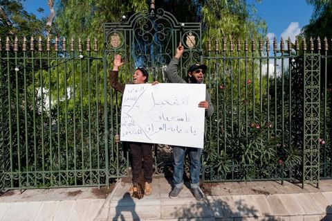 1er décembre 2011 : manifestations et sitin au Bardo en face de l'assemblée nationale. La nuit précedente un petit groupe d'une centaine de personnes comprenant à la fois des militants de Doustourna (pour lutte contre la centralisation des pouvoirs) et des jeunes de Gafsa (rejet du concours de la SPG et lutte contre le chômage) ont installé leurs tentes le long des grilles du parlement. La journée vit le rassemblement de plusieurs milliers de manifestants sur des thèmes et des slogans des plus variés. Défense de la démocratie et de la constitution, défense de l'université et refus du niqab, revendications des communistes du POCT ...