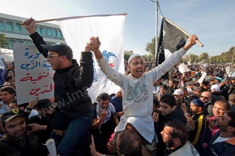 3 décembre 2011 : les salafistes brandent leurs drapeaux de Ettahrir, la tendance politique des salafistes, et crient "Tunisie, Etat Islamique" avec le drapeau de Ennahdha au 3ème jour du sitin de Bardo 1. Un nouvel affrontement apparait d'un côté les sitinneurs qui protestent contre les tractations politiques internes de l’Assemblée Constituante et de l'autre côté plus de deux milles militants d'Ennahdha venus soutenir le nouveau pouvoir et encadrer une centaine de salafistes aggressifs. Les affrontemants de la journée furent uniquement verbaux grâce à l'impressionant service de sécurité d'Ennahda qui sut avec la police contenir les salfistes qui la nuit venue aggressèrent les sitinneurs protégés par la police.