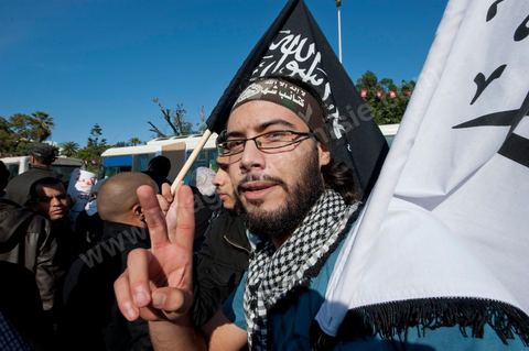 3 décembre 2011 : les salafistes brandent leurs drapeaux de Ettahrir, la tendance politique des salafistes,  et crient "Tunisie, Etat Islamique" au 3ème jour du sitin de Bardo 1. Un nouvel affrontement apparait d'un côté les sitinneurs qui protestent contre les tractations politiques internes de l’Assemblée Constituante et de l'autre côté plus de deux milles militants d'Ennahdha venus soutenir le nouveau pouvoir et encadrer une centaine de salafistes aggressifs. Les affrontemants de la journée furent uniquement verbaux grâce à l'impressionant service de sécurité d'Ennahda qui sut avec la police contenir les salfistes qui la nuit venue aggressèrent les sitinneurs protégés par la police.