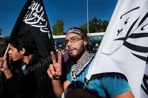 3 décembre 2011 : les salafistes brandent leurs drapeaux de Ettahrir, la tendance politique des salafistes,  et crient "Tunisie, Etat Islamique" au 3ème jour du sitin de Bardo 1. Un nouvel affrontement apparait d'un côté les sitinneurs qui protestent contre les tractations politiques internes de l’Assemblée Constituante et de l'autre côté plus de deux milles militants d'Ennahdha venus soutenir le nouveau pouvoir et encadrer une centaine de salafistes aggressifs. Les affrontemants de la journée furent uniquement verbaux grâce à l'impressionant service de sécurité d'Ennahda qui sut avec la police contenir les salfistes qui la nuit venue aggressèrent les sitinneurs protégés par la police.