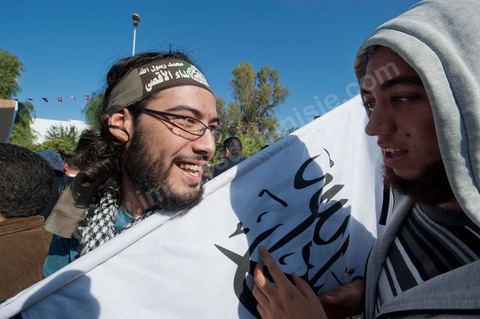 3 décembre 2011 : les salafistes brandent leurs drapeaux de Ettahrir, la tendance politique des salafistes,  et crient "Tunisie, Etat Islamique" au 3ème jour du sitin de Bardo 1. Un nouvel affrontement apparait d'un côté les sitinneurs qui protestent contre les tractations politiques internes de l’Assemblée Constituante et de l'autre côté plus de deux milles militants d'Ennahdha venus soutenir le nouveau pouvoir et encadrer une centaine de salafistes aggressifs. Les affrontemants de la journée furent uniquement verbaux grâce à l'impressionant service de sécurité d'Ennahda qui sut avec la police contenir les salfistes qui la nuit venue aggressèrent les sitinneurs protégés par la police.