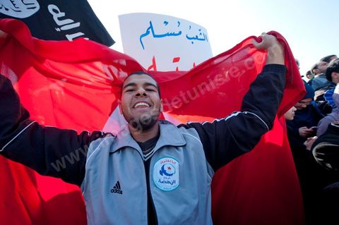 3 décembre 2011 : militant de Ennahdha venu protester et demander aux sitinneurs de dégager au 3ème jour du sitin de Bardo 1. Un nouvel affrontement apparait d'un côté les sitinneurs qui protestent contre les tractations politiques internes de l’Assemblée Constituante et de l'autre côté plus de deux milles militants d'Ennahdha venus soutenir le nouveau pouvoir et encadrer une centaine de salafistes aggressifs. Les affrontemants de la journée furent uniquement verbaux grâce à l'impressionant service de sécurité d'Ennahda qui sut avec la police contenir les salfistes qui la nuit venue aggressèrent les sitinneurs protégés par la police.