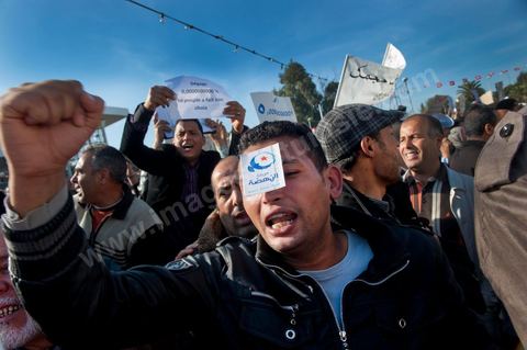 3 décembre 2011 : Un militant de Ennahdha demande aux sitineurs de dégager et de respecter le choix du peuple au 3ème jour du sitin de Bardo 1. Un nouvel affrontement apparait d'un côté les sitinneurs qui protestent contre les tractations politiques internes de l’Assemblée Constituante et de l'autre côté plus de deux milles militants d'Ennahdha venus soutenir le nouveau pouvoir et encadrer une centaine de salafistes aggressifs. Les affrontemants de la journée furent uniquement verbaux grâce à l'impressionant service de sécurité d'Ennahda qui sut avec la police contenir les salfistes qui la nuit venue aggressèrent les sitinneurs protégés par la police.