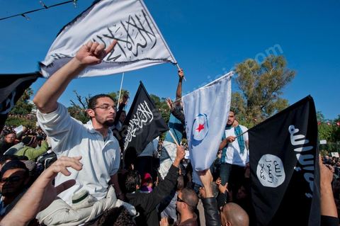 3 décembre 2011 : les salafistes brandent leurs drapeaux de Ettahrir, la tendance politique des salafistes, et crient "Tunisie, Etat Islamique" avec le drapeau de Ennahdha au 3ème jour du sitin de Bardo 1. Un nouvel affrontement apparait d'un côté les sitinneurs qui protestent contre les tractations politiques internes de l’Assemblée Constituante et de l'autre côté plus de deux milles militants d'Ennahdha venus soutenir le nouveau pouvoir et encadrer une centaine de salafistes aggressifs. Les affrontemants de la journée furent uniquement verbaux grâce à l'impressionant service de sécurité d'Ennahda qui sut avec la police contenir les salfistes qui la nuit venue aggressèrent les sitinneurs protégés par la police.
