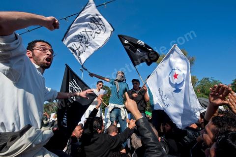 3 décembre 2011 : les salafistes brandent leurs drapeaux de Ettahrir, la tendance politique des salafistes, et crient "Tunisie, Etat Islamique" avec le drapeau de Ennahdha au 3ème jour du sitin de Bardo 1. Un nouvel affrontement apparait d'un côté les sitinneurs qui protestent contre les tractations politiques internes de l’Assemblée Constituante et de l'autre côté plus de deux milles militants d'Ennahdha venus soutenir le nouveau pouvoir et encadrer une centaine de salafistes aggressifs. Les affrontemants de la journée furent uniquement verbaux grâce à l'impressionant service de sécurité d'Ennahda qui sut avec la police contenir les salfistes qui la nuit venue aggressèrent les sitinneurs protégés par la police.