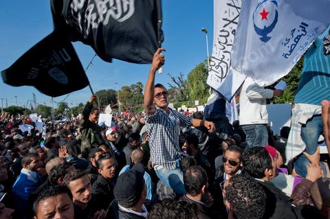 3 décembre 2011 : les salafistes brandent leurs drapeaux de Ettahrir, la tendance politique des salafistes, et crient "Tunisie, Etat Islamique" avec le drapeau de Ennahdha au 3ème jour du sitin de Bardo 1. Un nouvel affrontement apparait d'un côté les sitinneurs qui protestent contre les tractations politiques internes de l’Assemblée Constituante et de l'autre côté plus de deux milles militants d'Ennahdha venus soutenir le nouveau pouvoir et encadrer une centaine de salafistes aggressifs. Les affrontemants de la journée furent uniquement verbaux grâce à l'impressionant service de sécurité d'Ennahda qui sut avec la police contenir les salfistes qui la nuit venue aggressèrent les sitinneurs protégés par la police.