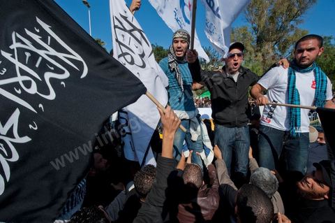 3 décembre 2011 : les salafistes brandent leurs drapeaux de Ettahrir, la tendance politique des salafistes, et crient "Tunisie, Etat Islamique" avec le drapeau de Ennahdha au 3ème jour du sitin de Bardo 1. Un nouvel affrontement apparait d'un côté les sitinneurs qui protestent contre les tractations politiques internes de l’Assemblée Constituante et de l'autre côté plus de deux milles militants d'Ennahdha venus soutenir le nouveau pouvoir et encadrer une centaine de salafistes aggressifs. Les affrontemants de la journée furent uniquement verbaux grâce à l'impressionant service de sécurité d'Ennahda qui sut avec la police contenir les salfistes qui la nuit venue aggressèrent les sitinneurs protégés par la police.