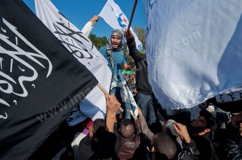 3 décembre 2011 : les salafistes brandent leurs drapeaux de Ettahrir, la tendance politique des salafistes, et crient "Tunisie, Etat Islamique" avec le drapeau de Ennahdha au 3ème jour du sitin de Bardo 1. Un nouvel affrontement apparait d'un côté les sitinneurs qui protestent contre les tractations politiques internes de l’Assemblée Constituante et de l'autre côté plus de deux milles militants d'Ennahdha venus soutenir le nouveau pouvoir et encadrer une centaine de salafistes aggressifs. Les affrontemants de la journée furent uniquement verbaux grâce à l'impressionant service de sécurité d'Ennahda qui sut avec la police contenir les salfistes qui la nuit venue aggressèrent les sitinneurs protégés par la police.