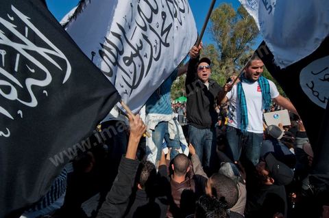 3 décembre 2011 : les salafistes brandent leurs drapeaux de Ettahrir, la tendance politique des salafistes, et crient "Tunisie, Etat Islamique" avec le drapeau de Ennahdha au 3ème jour du sitin de Bardo 1. Un nouvel affrontement apparait d'un côté les sitinneurs qui protestent contre les tractations politiques internes de l’Assemblée Constituante et de l'autre côté plus de deux milles militants d'Ennahdha venus soutenir le nouveau pouvoir et encadrer une centaine de salafistes aggressifs. Les affrontemants de la journée furent uniquement verbaux grâce à l'impressionant service de sécurité d'Ennahda qui sut avec la police contenir les salfistes qui la nuit venue aggressèrent les sitinneurs protégés par la police.