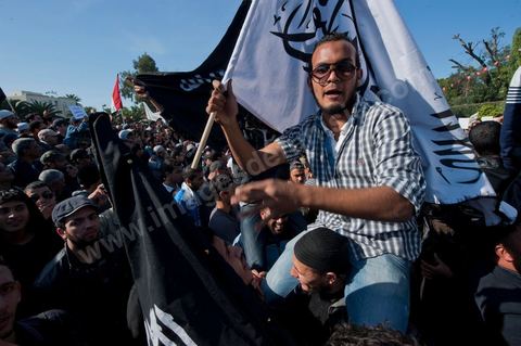 3 décembre 2011 : les salafistes brandent leurs drapeaux de Ettahrir, la tendance politique des salafistes, et crient "Tunisie, Etat Islamique" au 3ème jour du sitin de Bardo 1. Un nouvel affrontement apparait d'un côté les sitinneurs qui protestent contre les tractations politiques internes de l’Assemblée Constituante et de l'autre côté plus de deux milles militants d'Ennahdha venus soutenir le nouveau pouvoir et encadrer une centaine de salafistes aggressifs. Les affrontemants de la journée furent uniquement verbaux grâce à l'impressionant service de sécurité d'Ennahda qui sut avec la police contenir les salfistes qui la nuit venue aggressèrent les sitinneurs protégés par la police.