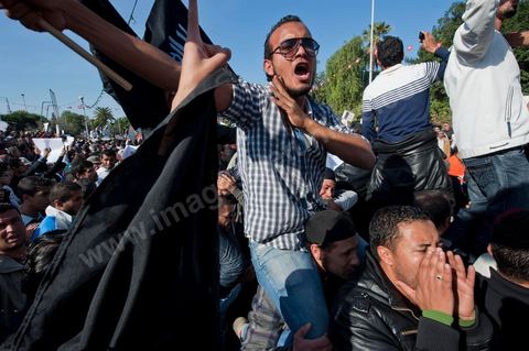 3 décembre 2011 : les salafistes brandent leurs drapeaux de Ettahrir, la tendance politique des salafistes, et crient "Tunisie, Etat Islamique" au 3ème jour du sitin de Bardo 1. Un nouvel affrontement apparait d'un côté les sitinneurs qui protestent contre les tractations politiques internes de l’Assemblée Constituante et de l'autre côté plus de deux milles militants d'Ennahdha venus soutenir le nouveau pouvoir et encadrer une centaine de salafistes aggressifs. Les affrontemants de la journée furent uniquement verbaux grâce à l'impressionant service de sécurité d'Ennahda qui sut avec la police contenir les salfistes qui la nuit venue aggressèrent les sitinneurs protégés par la police.