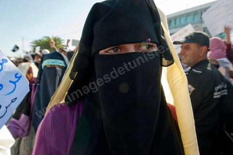 3 décembre 2011 : les femmes en niqab et Coran à la main sont venues protester pour un état islamique et le port du niqab au 3ème jour du sitin de Bardo 1. Un nouvel affrontement apparait d'un côté les sitinneurs qui protestent contre les tractations politiques internes de l’Assemblée Constituante et de l'autre côté plus de deux milles militants d'Ennahdha venus soutenir le nouveau pouvoir et encadrer une centaine de salafistes aggressifs. Les affrontemants de la journée furent uniquement verbaux grâce à l'impressionant service de sécurité d'Ennahda qui sut avec la police contenir les salfistes qui la nuit venue aggressèrent les sitinneurs protégés par la police.