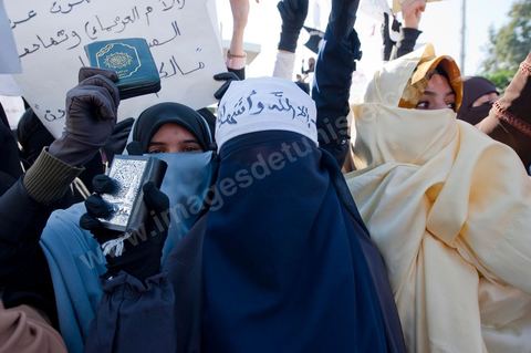 3 décembre 2011 : les femmes en niqab et Coran à la main sont venues protester pour un état islamique et le port du niqab au 3ème jour du sitin de Bardo 1. Un nouvel affrontement apparait d'un côté les sitinneurs qui protestent contre les tractations politiques internes de l’Assemblée Constituante et de l'autre côté plus de deux milles militants d'Ennahdha venus soutenir le nouveau pouvoir et encadrer une centaine de salafistes aggressifs. Les affrontemants de la journée furent uniquement verbaux grâce à l'impressionant service de sécurité d'Ennahda qui sut avec la police contenir les salfistes qui la nuit venue aggressèrent les sitinneurs protégés par la police.