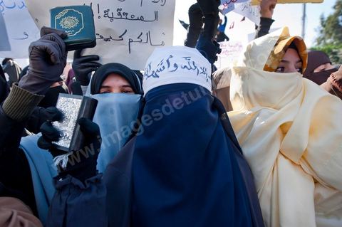 3 décembre 2011 : les femmes en niqab et Coran à la main sont venues protester pour un état islamique et le port du niqab au 3ème jour du sitin de Bardo 1. Un nouvel affrontement apparait d'un côté les sitinneurs qui protestent contre les tractations politiques internes de l’Assemblée Constituante et de l'autre côté plus de deux milles militants d'Ennahdha venus soutenir le nouveau pouvoir et encadrer une centaine de salafistes aggressifs. Les affrontemants de la journée furent uniquement verbaux grâce à l'impressionant service de sécurité d'Ennahda qui sut avec la police contenir les salfistes qui la nuit venue aggressèrent les sitinneurs protégés par la police.