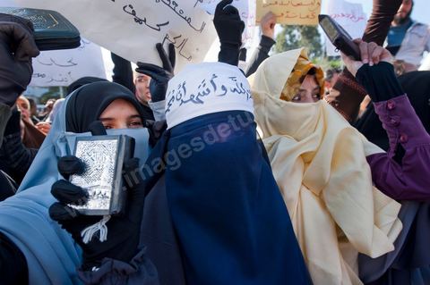 3 décembre 2011 : les femmes en niqab et Coran à la main sont venues protester pour un état islamique et le port du niqab au 3ème jour du sitin de Bardo 1. Un nouvel affrontement apparait d'un côté les sitinneurs qui protestent contre les tractations politiques internes de l’Assemblée Constituante et de l'autre côté plus de deux milles militants d'Ennahdha venus soutenir le nouveau pouvoir et encadrer une centaine de salafistes aggressifs. Les affrontemants de la journée furent uniquement verbaux grâce à l'impressionant service de sécurité d'Ennahda qui sut avec la police contenir les salfistes qui la nuit venue aggressèrent les sitinneurs protégés par la police.