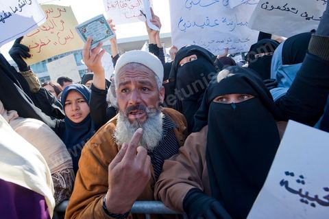3 décembre 2011 : les femmes en niqab et Coran à la main sont venues protester pour un état islamique et le port du niqab au 3ème jour du sitin de Bardo 1. Un nouvel affrontement apparait d'un côté les sitinneurs qui protestent contre les tractations politiques internes de l’Assemblée Constituante et de l'autre côté plus de deux milles militants d'Ennahdha venus soutenir le nouveau pouvoir et encadrer une centaine de salafistes aggressifs. Les affrontemants de la journée furent uniquement verbaux grâce à l'impressionant service de sécurité d'Ennahda qui sut avec la police contenir les salfistes qui la nuit venue aggressèrent les sitinneurs protégés par la police.