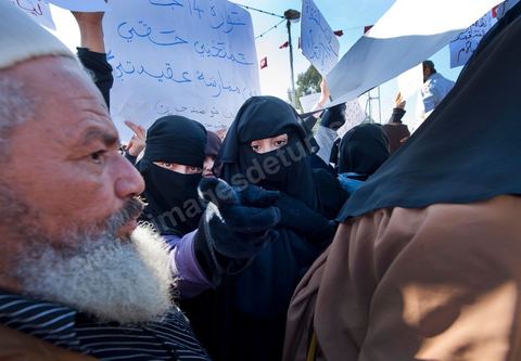 3 décembre 2011 : les femmes en niqab et Coran à la main sont venues protester pour un état islamique et le port du niqab au 3ème jour du sitin de Bardo 1. Un nouvel affrontement apparait d'un côté les sitinneurs qui protestent contre les tractations politiques internes de l’Assemblée Constituante et de l'autre côté plus de deux milles militants d'Ennahdha venus soutenir le nouveau pouvoir et encadrer une centaine de salafistes aggressifs. Les affrontemants de la journée furent uniquement verbaux grâce à l'impressionant service de sécurité d'Ennahda qui sut avec la police contenir les salfistes qui la nuit venue aggressèrent les sitinneurs protégés par la police.