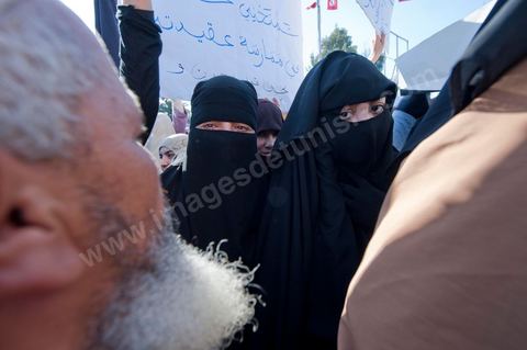 3 décembre 2011 : les femmes en niqab et Coran à la main sont venues protester pour un état islamique et le port du niqab au 3ème jour du sitin de Bardo 1. Un nouvel affrontement apparait d'un côté les sitinneurs qui protestent contre les tractations politiques internes de l’Assemblée Constituante et de l'autre côté plus de deux milles militants d'Ennahdha venus soutenir le nouveau pouvoir et encadrer une centaine de salafistes aggressifs. Les affrontemants de la journée furent uniquement verbaux grâce à l'impressionant service de sécurité d'Ennahda qui sut avec la police contenir les salfistes qui la nuit venue aggressèrent les sitinneurs protégés par la police.