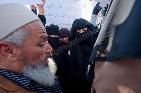 3 décembre 2011 : les femmes en niqab et Coran à la main sont venues protester pour un état islamique et le port du niqab au 3ème jour du sitin de Bardo 1. Un nouvel affrontement apparait d'un côté les sitinneurs qui protestent contre les tractations politiques internes de l’Assemblée Constituante et de l'autre côté plus de deux milles militants d'Ennahdha venus soutenir le nouveau pouvoir et encadrer une centaine de salafistes aggressifs. Les affrontemants de la journée furent uniquement verbaux grâce à l'impressionant service de sécurité d'Ennahda qui sut avec la police contenir les salfistes qui la nuit venue aggressèrent les sitinneurs protégés par la police.