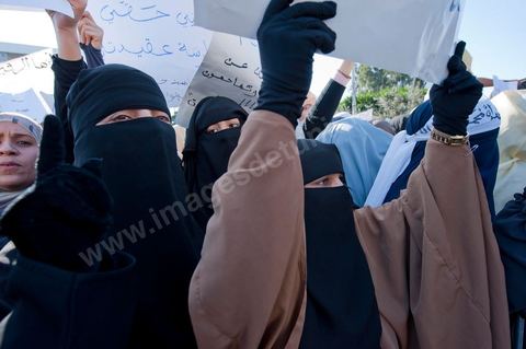 3 décembre 2011 : les femmes en niqab et Coran à la main sont venues protester pour un état islamique et le port du niqab au 3ème jour du sitin de Bardo 1. Un nouvel affrontement apparait d'un côté les sitinneurs qui protestent contre les tractations politiques internes de l’Assemblée Constituante et de l'autre côté plus de deux milles militants d'Ennahdha venus soutenir le nouveau pouvoir et encadrer une centaine de salafistes aggressifs. Les affrontemants de la journée furent uniquement verbaux grâce à l'impressionant service de sécurité d'Ennahda qui sut avec la police contenir les salfistes qui la nuit venue aggressèrent les sitinneurs protégés par la police.