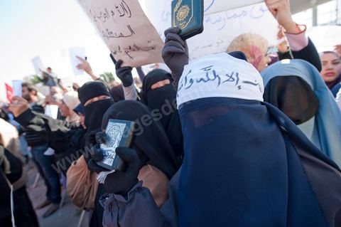 3 décembre 2011 : les femmes en niqab et Coran à la main sont venues protester pour un état islamique et le port du niqab au 3ème jour du sitin de Bardo 1. Un nouvel affrontement apparait d'un côté les sitinneurs qui protestent contre les tractations politiques internes de l’Assemblée Constituante et de l'autre côté plus de deux milles militants d'Ennahdha venus soutenir le nouveau pouvoir et encadrer une centaine de salafistes aggressifs. Les affrontemants de la journée furent uniquement verbaux grâce à l'impressionant service de sécurité d'Ennahda qui sut avec la police contenir les salfistes qui la nuit venue aggressèrent les sitinneurs protégés par la police.