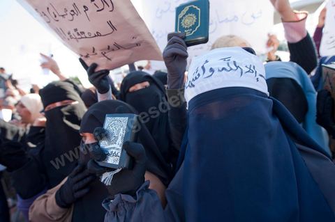 3 décembre 2011 : les femmes en niqab et Coran à la main sont venues protester pour un état islamique et le port du niqab au 3ème jour du sitin de Bardo 1. Un nouvel affrontement apparait d'un côté les sitinneurs qui protestent contre les tractations politiques internes de l’Assemblée Constituante et de l'autre côté plus de deux milles militants d'Ennahdha venus soutenir le nouveau pouvoir et encadrer une centaine de salafistes aggressifs. Les affrontemants de la journée furent uniquement verbaux grâce à l'impressionant service de sécurité d'Ennahda qui sut avec la police contenir les salfistes qui la nuit venue aggressèrent les sitinneurs protégés par la police.