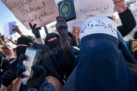 3 décembre 2011 : les femmes en niqab et Coran à la main sont venues protester pour un état islamique et le port du niqab au 3ème jour du sitin de Bardo 1. Un nouvel affrontement apparait d'un côté les sitinneurs qui protestent contre les tractations politiques internes de l’Assemblée Constituante et de l'autre côté plus de deux milles militants d'Ennahdha venus soutenir le nouveau pouvoir et encadrer une centaine de salafistes aggressifs. Les affrontemants de la journée furent uniquement verbaux grâce à l'impressionant service de sécurité d'Ennahda qui sut avec la police contenir les salfistes qui la nuit venue aggressèrent les sitinneurs protégés par la police.