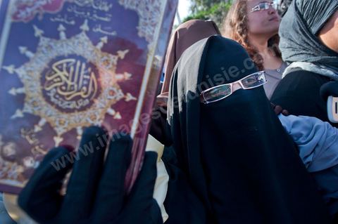 3 décembre 2011 : les femmes en niqab et Coran à la main sont venues protester pour un état islamique et le port du niqab au 3ème jour du sitin de Bardo 1. Un nouvel affrontement apparait d'un côté les sitinneurs qui protestent contre les tractations politiques internes de l’Assemblée Constituante et de l'autre côté plus de deux milles militants d'Ennahdha venus soutenir le nouveau pouvoir et encadrer une centaine de salafistes aggressifs. Les affrontemants de la journée furent uniquement verbaux grâce à l'impressionant service de sécurité d'Ennahda qui sut avec la police contenir les salfistes qui la nuit venue aggressèrent les sitinneurs protégés par la police.