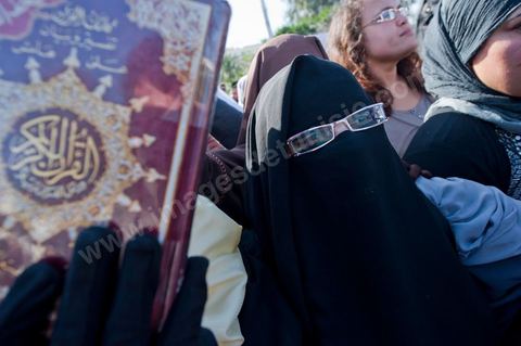 3 décembre 2011 : les femmes en niqab et Coran à la main sont venues protester pour un état islamique et le port du niqab au 3ème jour du sitin de Bardo 1. Un nouvel affrontement apparait d'un côté les sitinneurs qui protestent contre les tractations politiques internes de l’Assemblée Constituante et de l'autre côté plus de deux milles militants d'Ennahdha venus soutenir le nouveau pouvoir et encadrer une centaine de salafistes aggressifs. Les affrontemants de la journée furent uniquement verbaux grâce à l'impressionant service de sécurité d'Ennahda qui sut avec la police contenir les salfistes qui la nuit venue aggressèrent les sitinneurs protégés par la police.