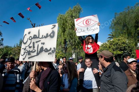 3 décembre 2011 : "On est des musulmans démocrates" et "on vous a à l'oeil" quelques uns des slogans des sitinneurs qui font face aux manifestants islamistes au 3ème jour du sitin de Bardo 1. Un nouvel affrontement apparait d'un côté les sitinneurs qui protestent contre les tractations politiques internes de l’Assemblée Constituante et de l'autre côté plus de deux milles militants d'Ennahdha venus soutenir le nouveau pouvoir et encadrer une centaine de salafistes aggressifs. Les affrontemants de la journée furent uniquement verbaux grâce à l'impressionant service de sécurité d'Ennahda qui sut avec la police contenir les salfistes qui la nuit venue aggressèrent les sitinneurs protégés par la police.