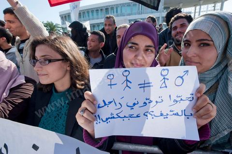 3 décembre 2011 : "vous voulez faire de moi un homme ??? vous plaisantez !!!" scandent les militantes islamistes face aux femmes démocrates pour défendre le port du niqab au 3ème jour du sitin de Bardo 1. Un nouvel affrontement apparait d'un côté les sitinneurs qui protestent contre les tractations politiques internes de l’Assemblée Constituante et de l'autre côté plus de deux milles militants d'Ennahdha venus soutenir le nouveau pouvoir et encadrer une centaine de salafistes aggressifs. Les affrontemants de la journée furent uniquement verbaux grâce à l'impressionant service de sécurité d'Ennahda qui sut avec la police contenir les salfistes qui la nuit venue aggressèrent les sitinneurs protégés par la police.